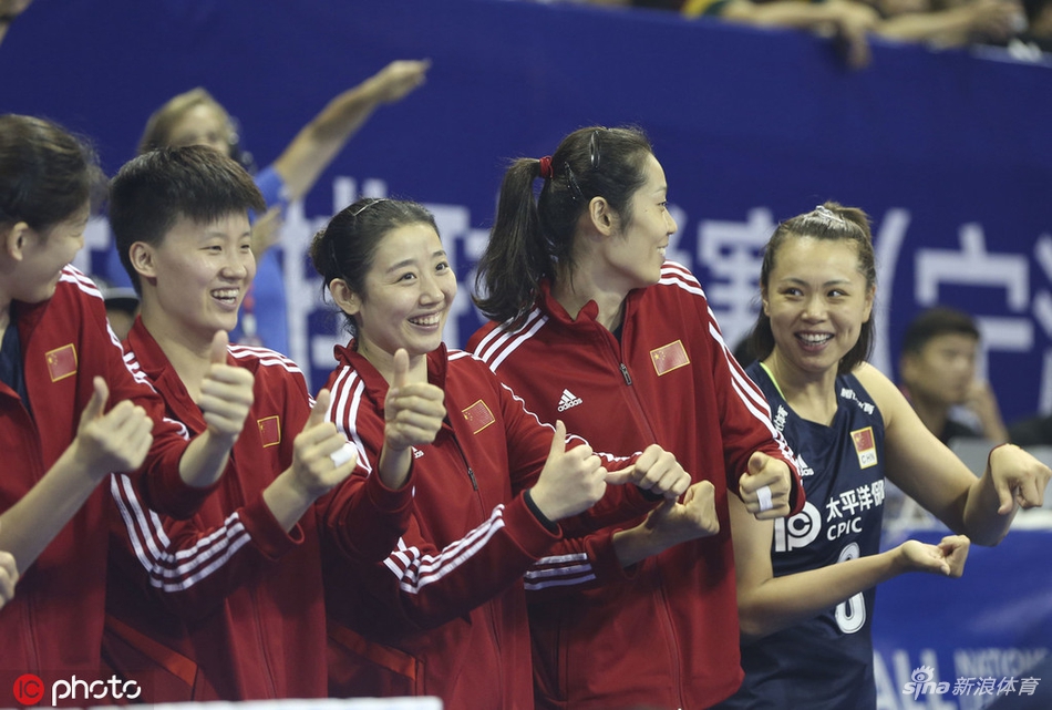 朱婷未出战在场边为队友加油