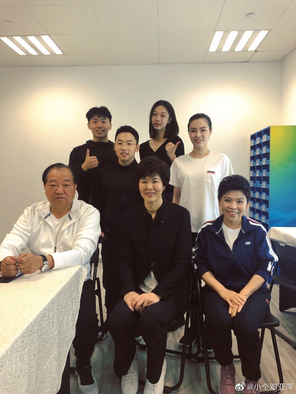 郎平和邓亚萍及火箭少女同框