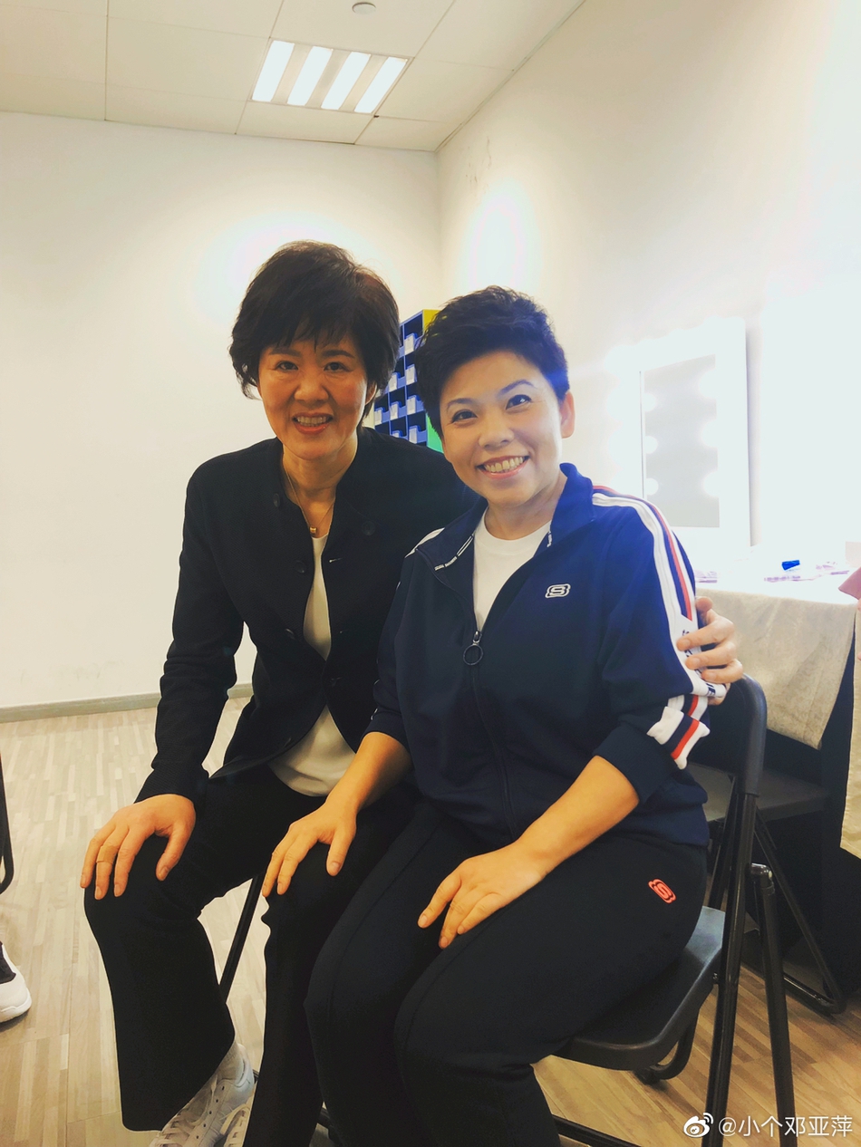 郎平和邓亚萍及火箭少女同框