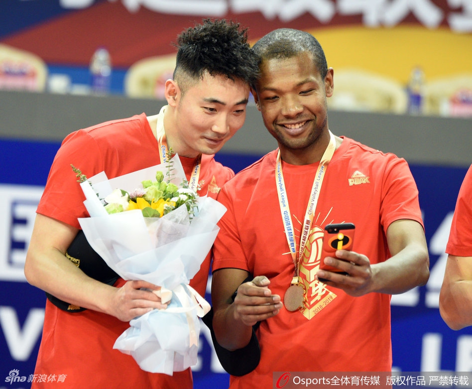 上海男排实现联赛15冠王