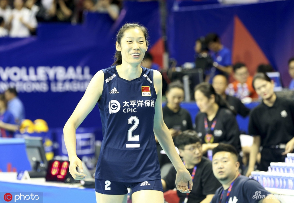 中国女排赛前热身郎平很暖心