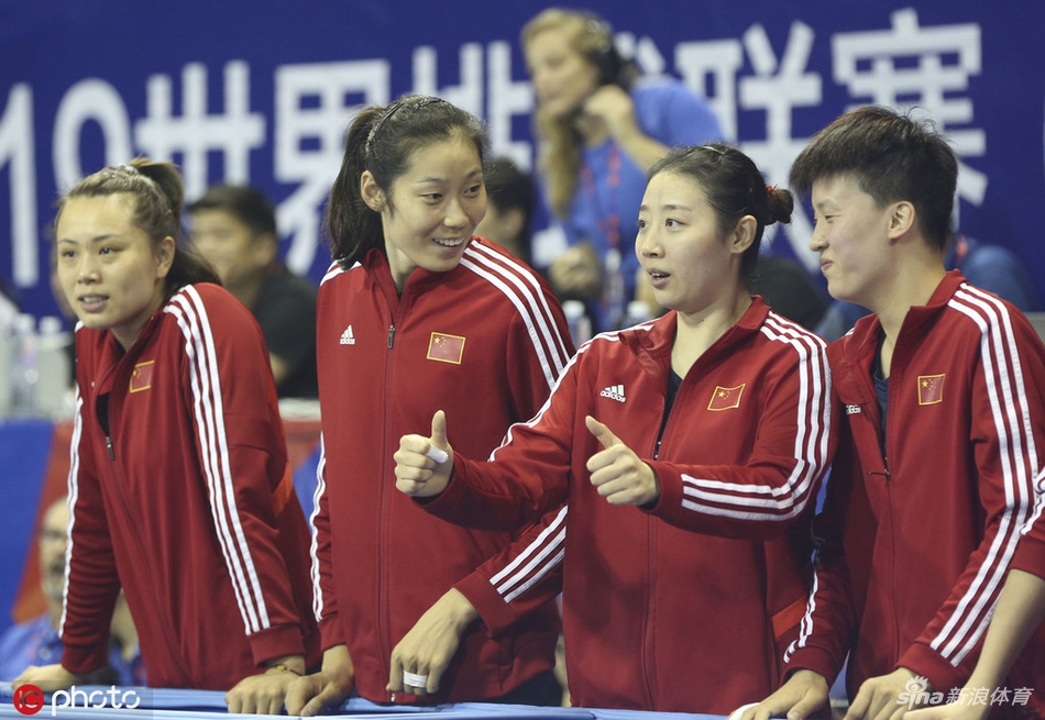 朱婷未出战在场边为队友加油