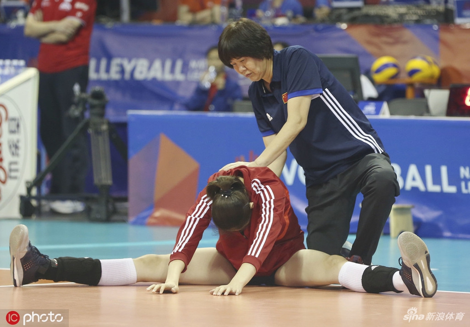 中国女排赛前热身郎平很暖心