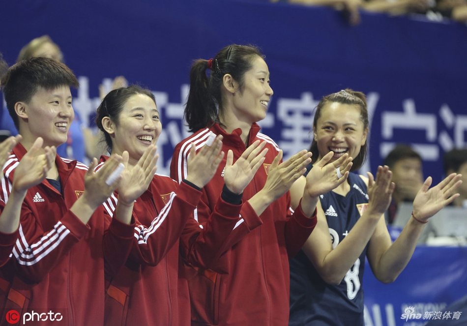 朱婷未出战在场边为队友加油