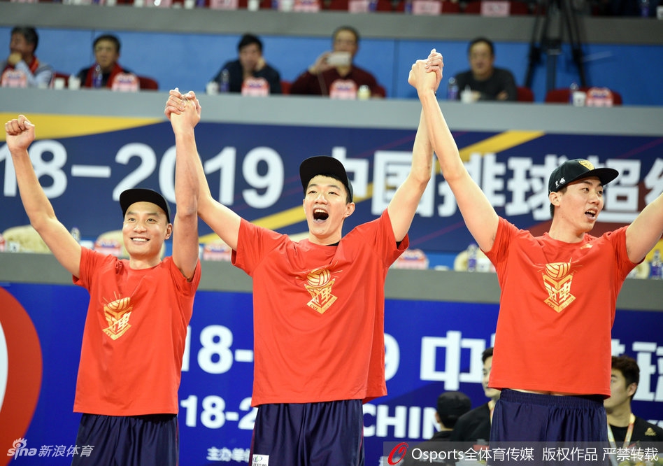 上海男排实现联赛15冠王