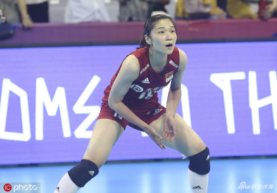 中国女排赛前热身郎平很暖心