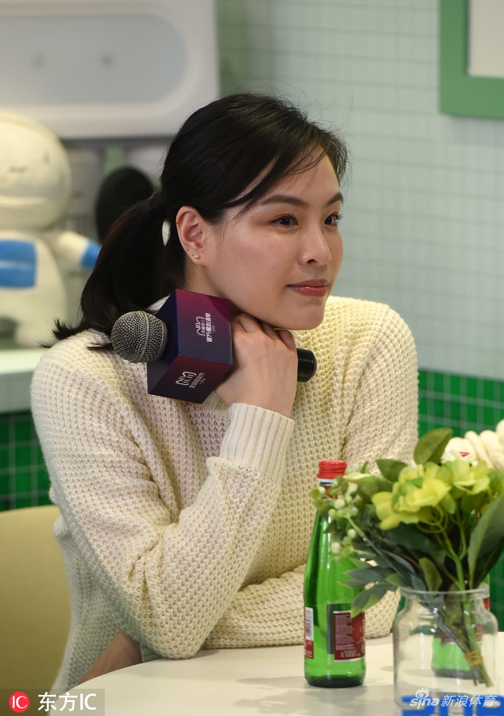 吴敏霞夫妇出席活动孕味十足