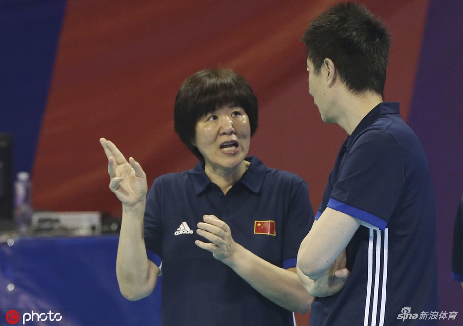 中国女排赛前热身郎平很暖心