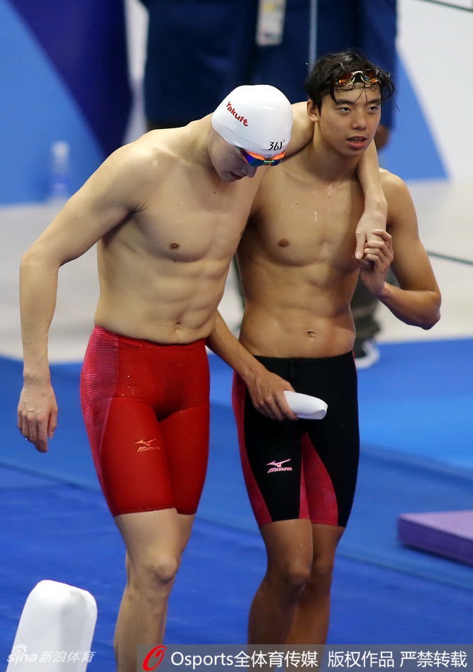 亚运孙杨脱力季新杰搀扶出场