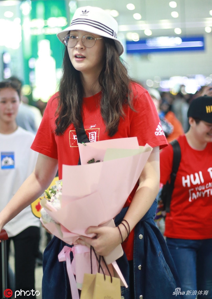 惠若琪现身成都机场