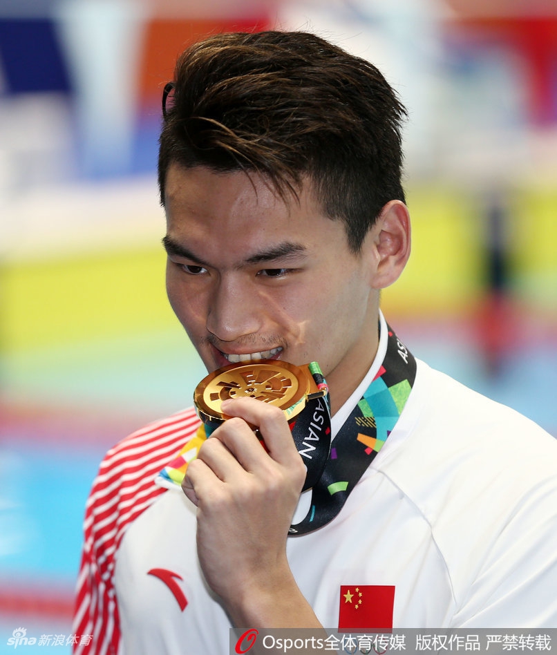 亚运男子200米仰泳徐嘉余夺冠