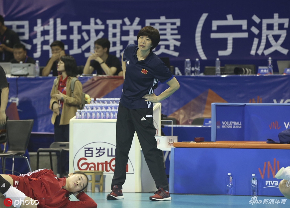 中国女排赛前热身郎平很暖心