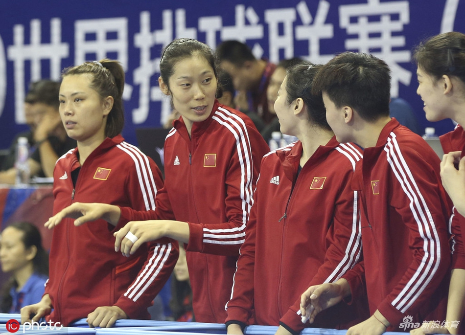 朱婷未出战在场边为队友加油