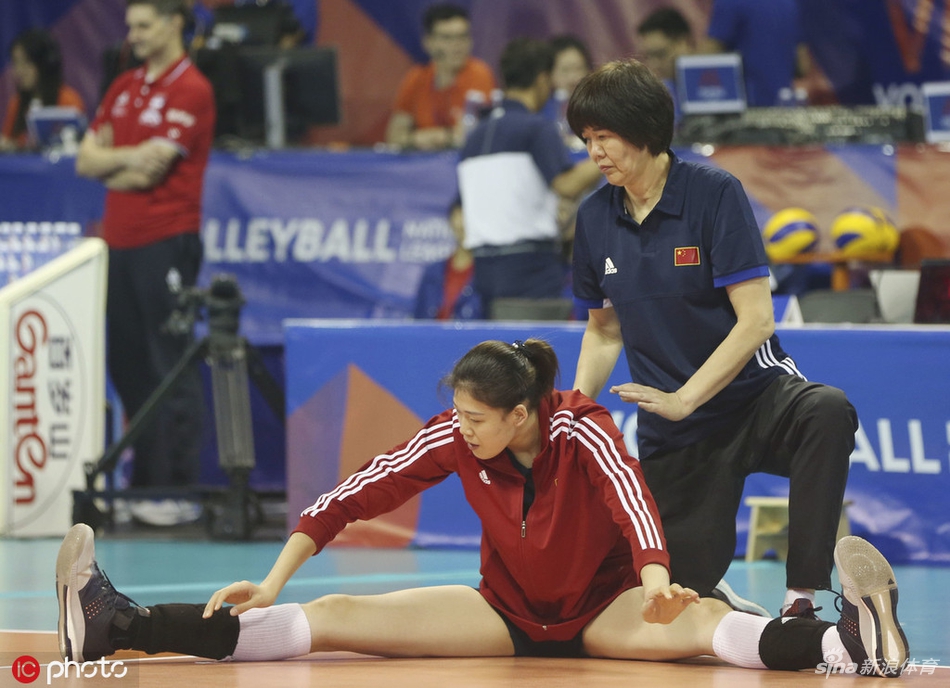 中国女排赛前热身郎平很暖心