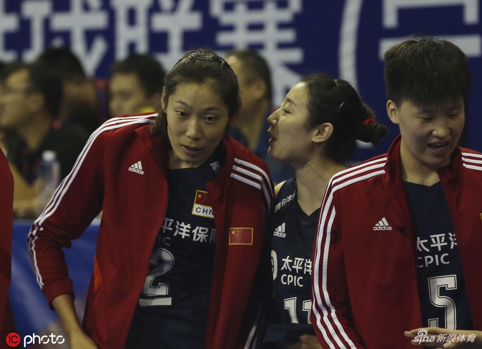 朱婷未出战在场边为队友加油