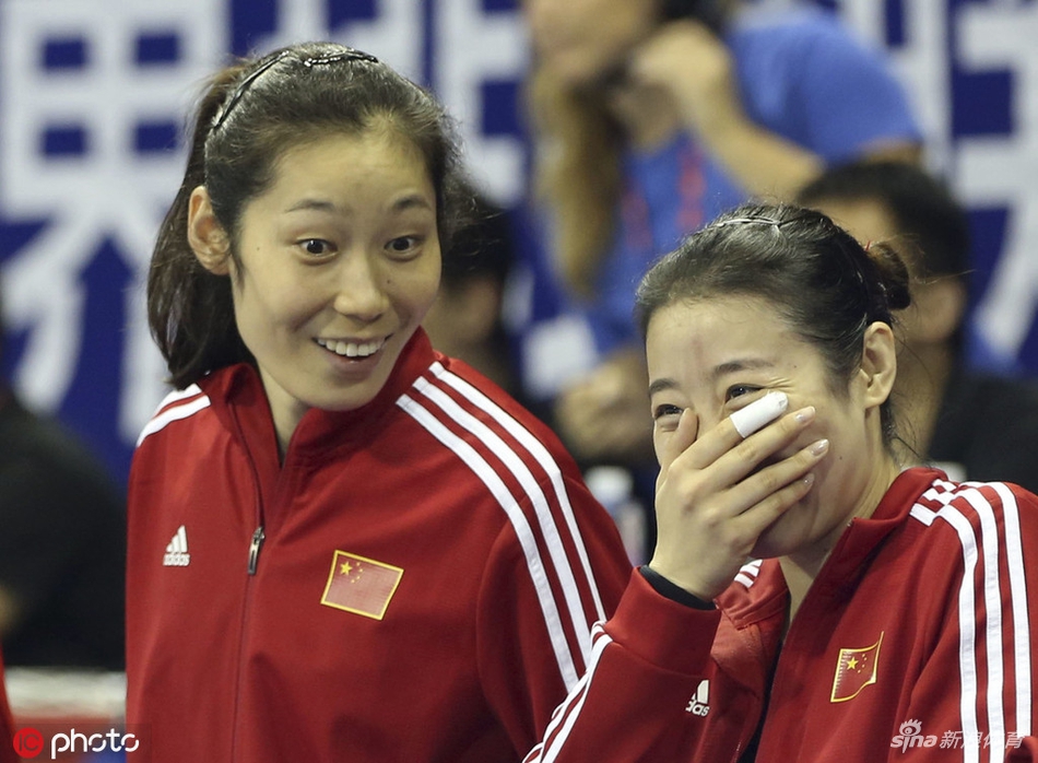 朱婷未出战在场边为队友加油