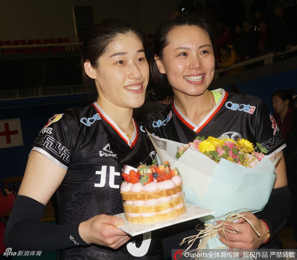 曾春蕾亲吻刘晓彤为其庆生