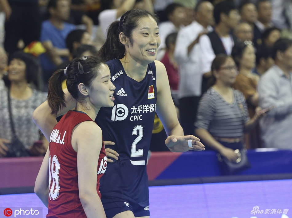 中国女排赛前热身郎平很暖心