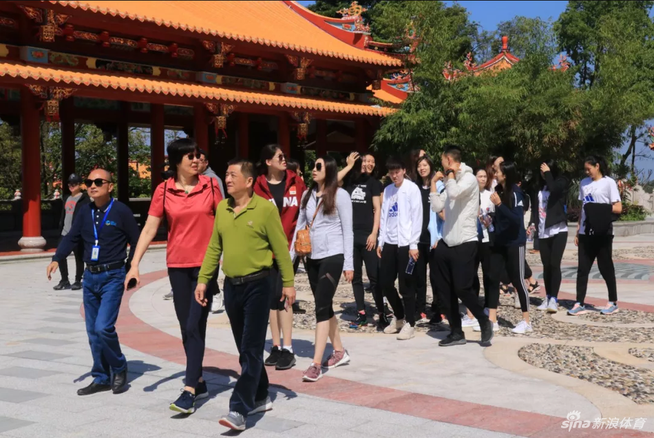 中国女排春游畅游福建天柱山