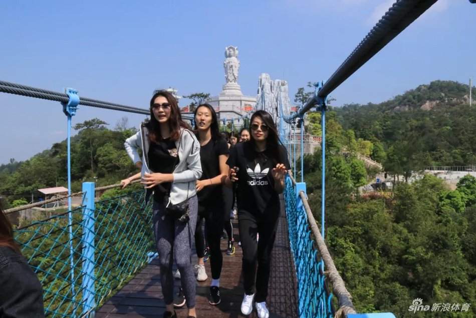 中国女排春游畅游福建天柱山