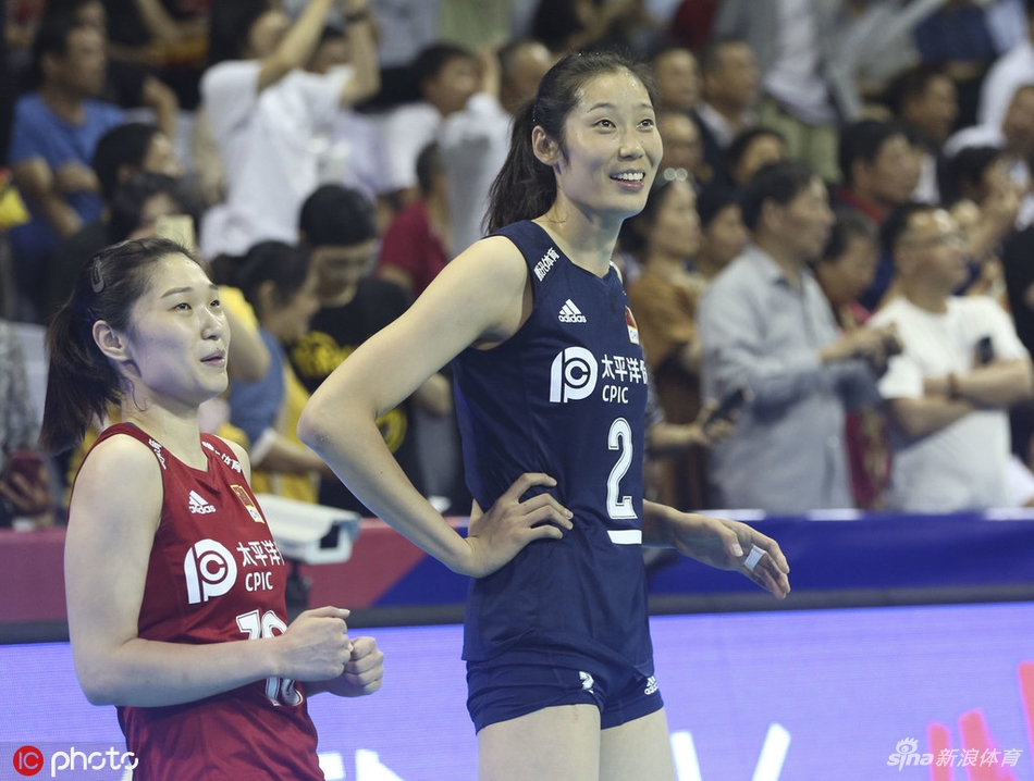 中国女排赛前热身郎平很暖心