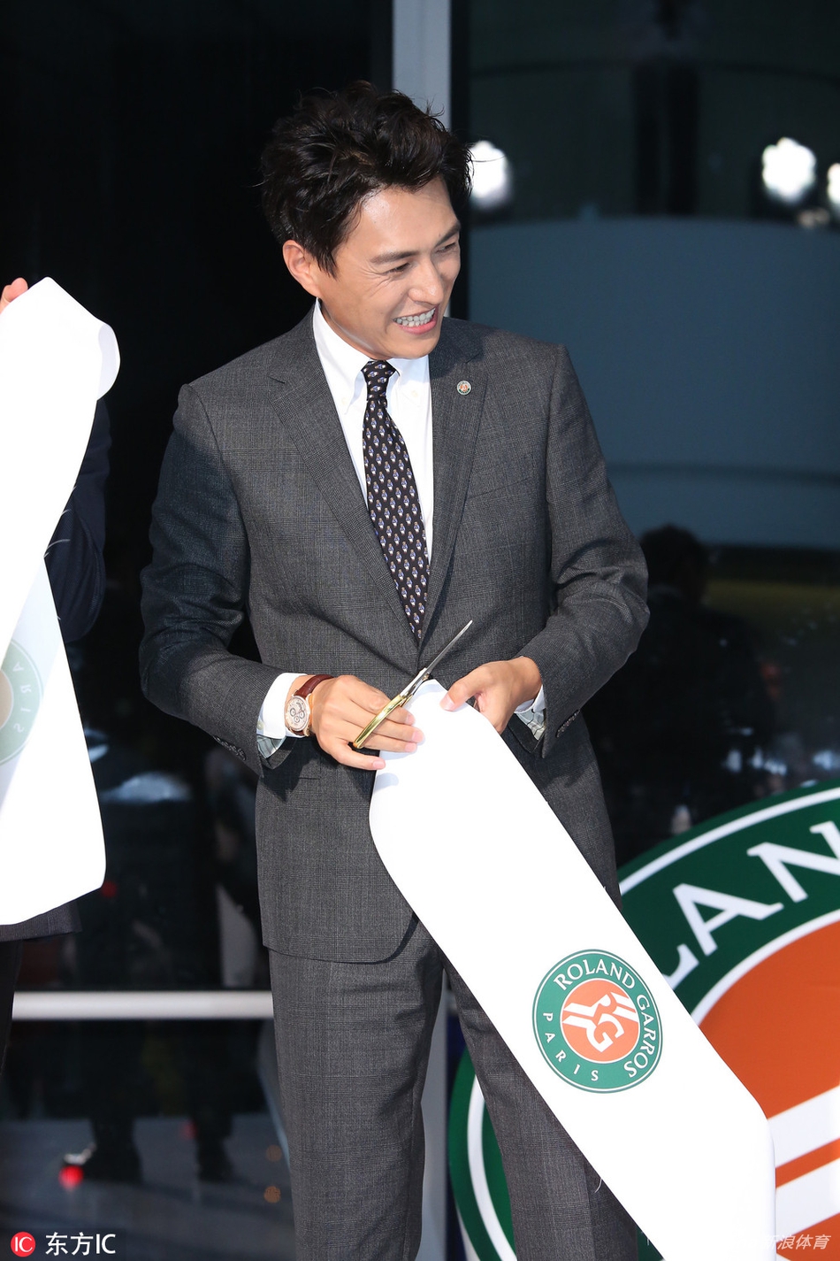 靳东出席法网活动帅气迷人_高清图集_新浪网