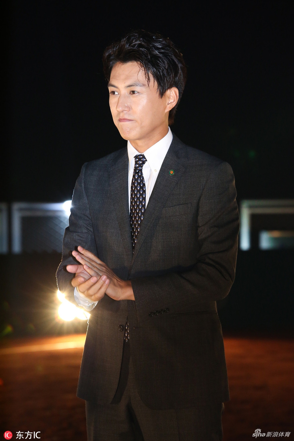 靳东出席法网活动帅气迷人