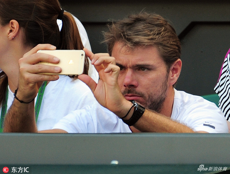 瓦林卡观战女友维基奇