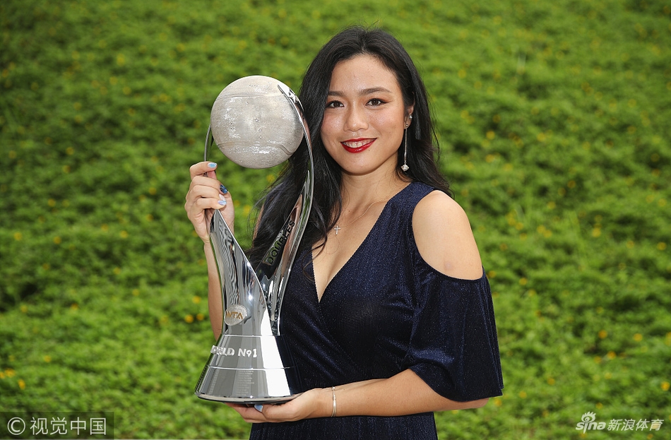 詹咏然和辛吉斯获女双no.1奖杯