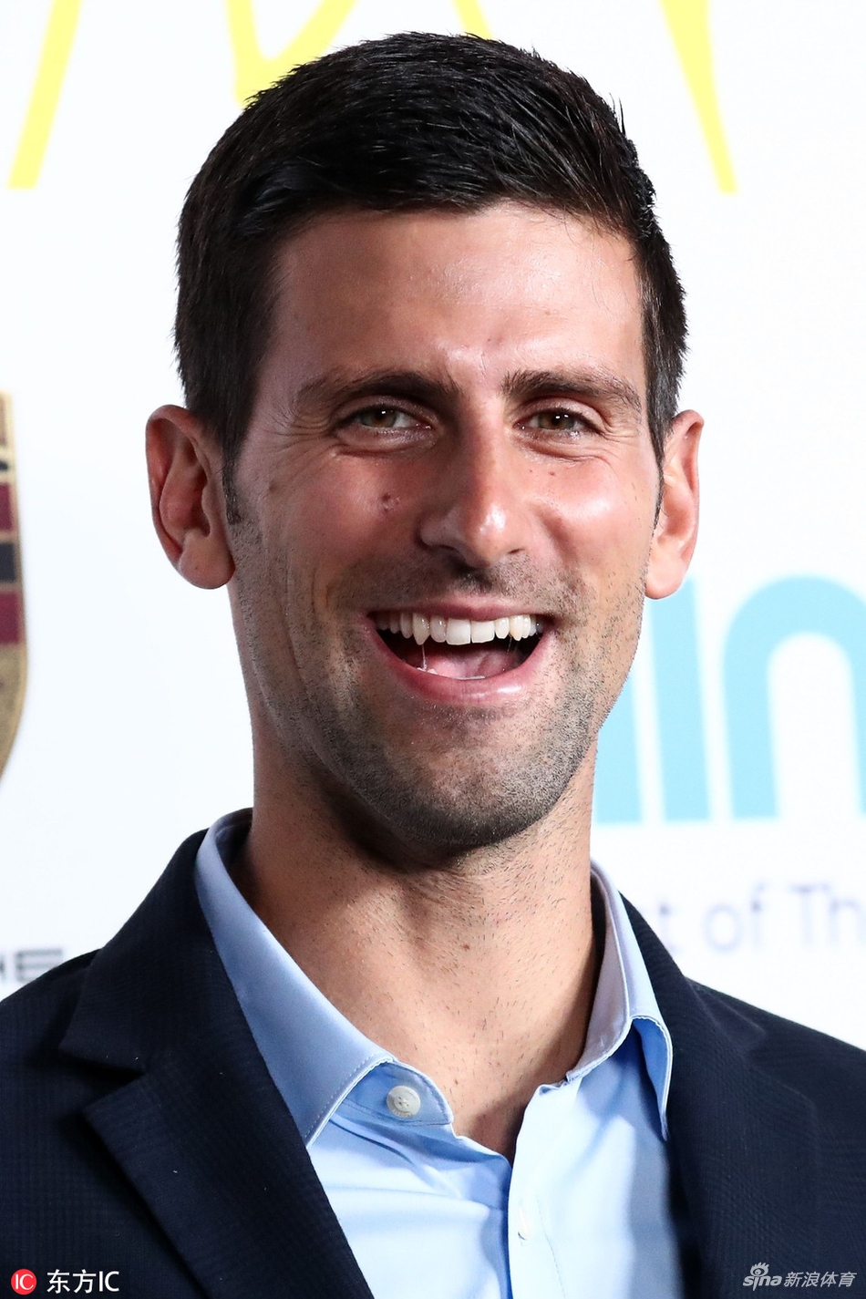 小德出席慈善活动与女演员拥抱