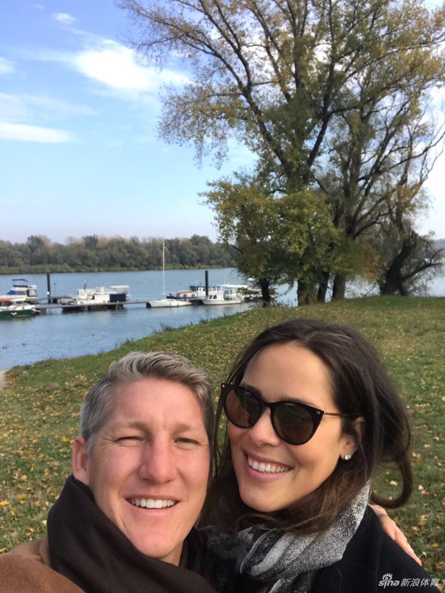 1/ 20北京时间11月14日消息 近日,伊万诺维奇和丈夫施魏因斯泰格一起