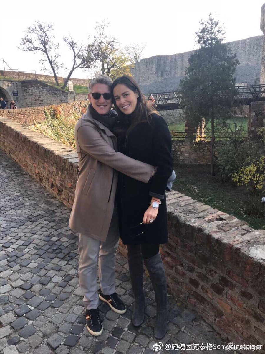 北京时间11月14日消息 近日,伊万诺维奇和丈夫施魏因斯泰格一起出行