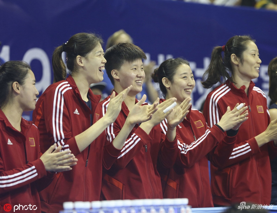 朱婷未出战在场边为队友加油