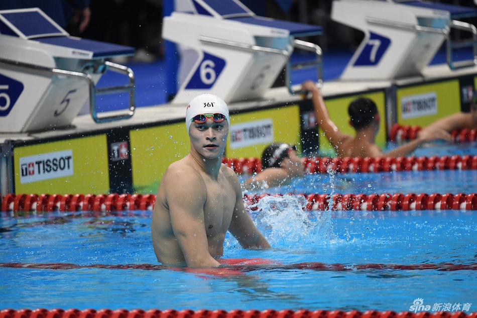 新浪直击亚运孙杨800米自夺冠