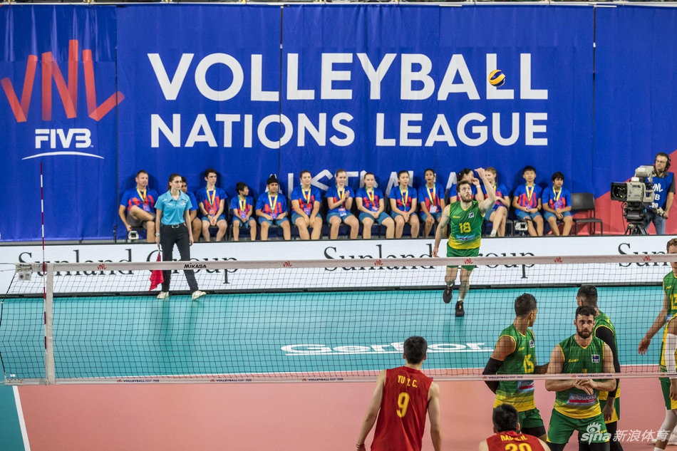世联赛中国男排1-3澳大利亚