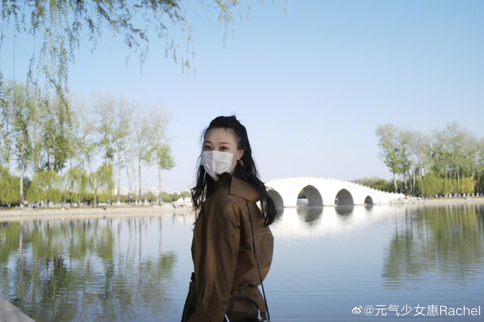 惠若琪踏青 樱花下楚楚动人