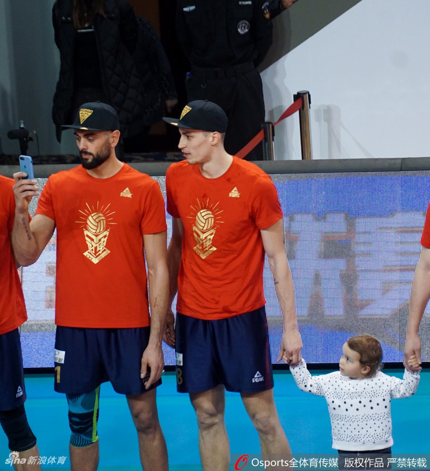 上海男排夺冠 外援的萌娃抢镜