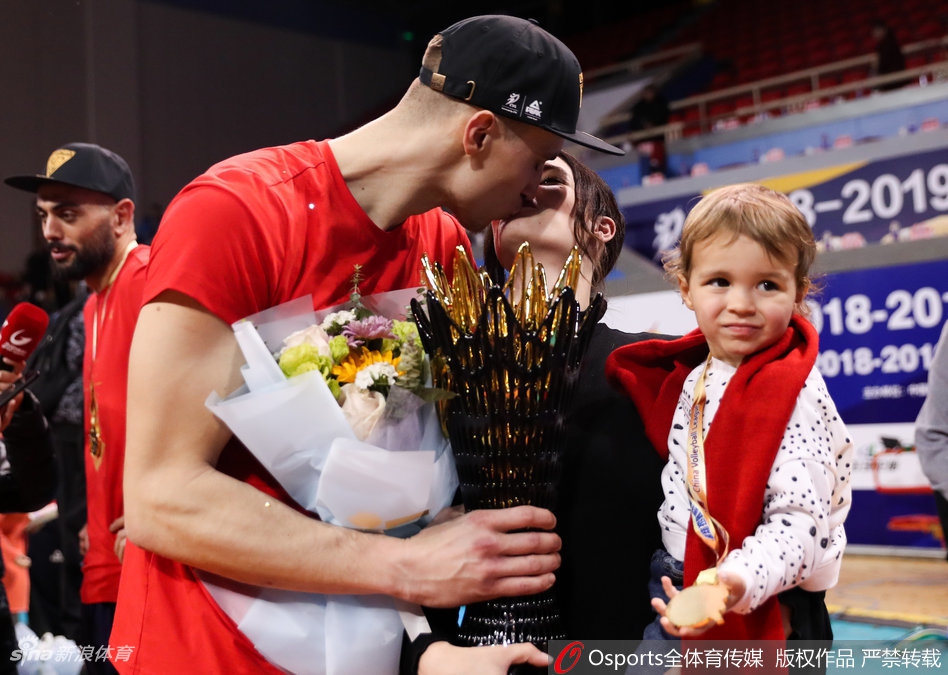 上海男排夺冠 外援的萌娃抢镜