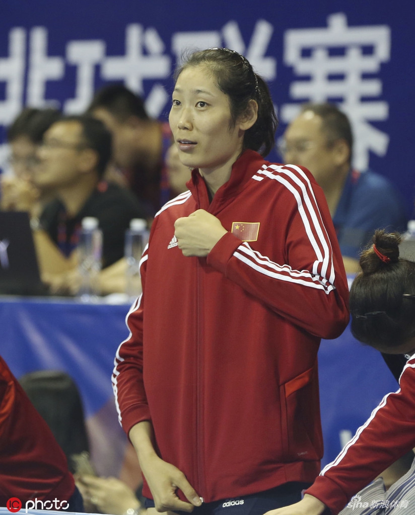朱婷未出战在场边为队友加油