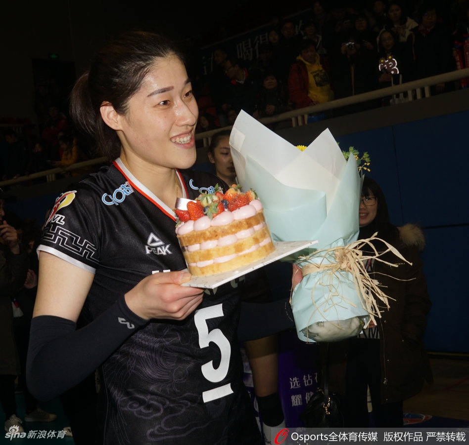 曾春蕾亲吻刘晓彤为其庆生