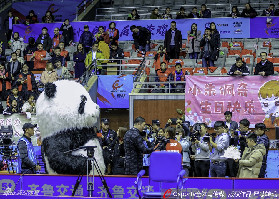 乒超全场唱生日歌为朱雨玲庆生