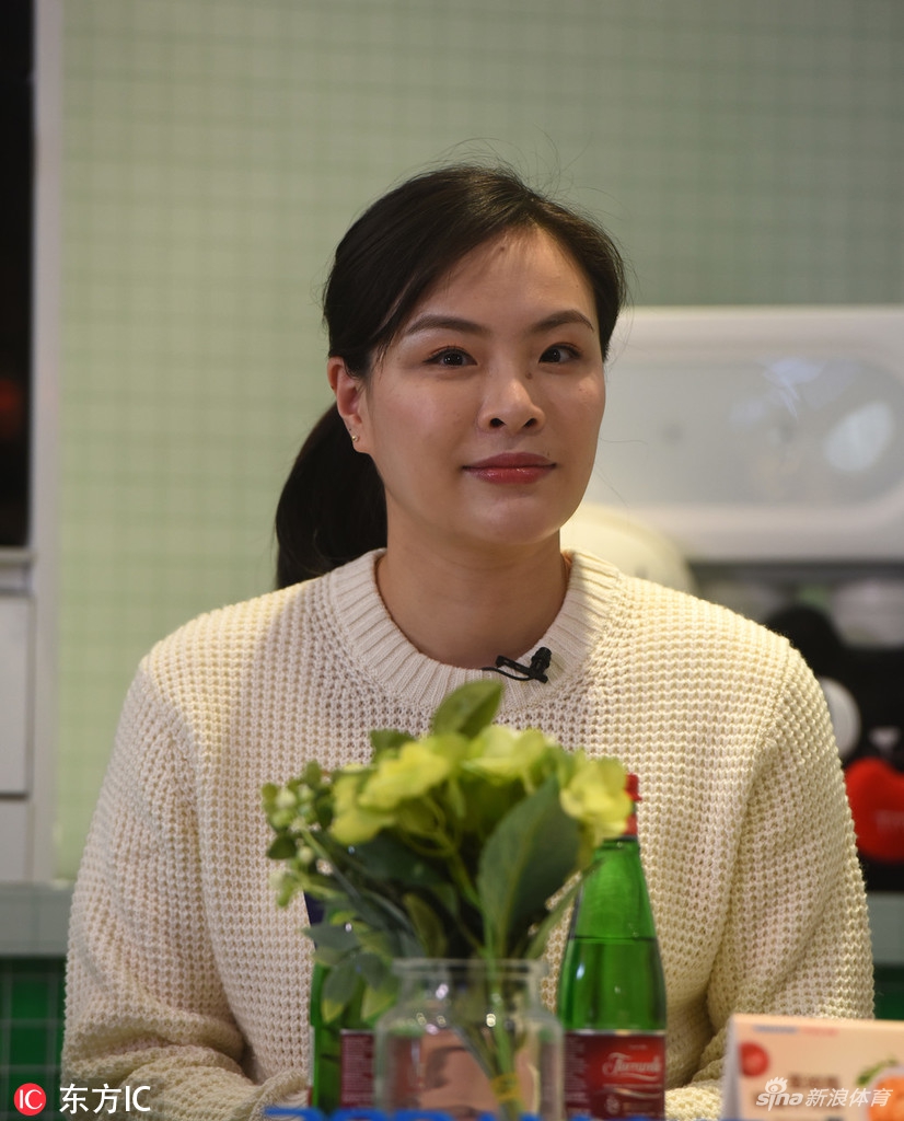 吴敏霞夫妇出席活动孕味十足