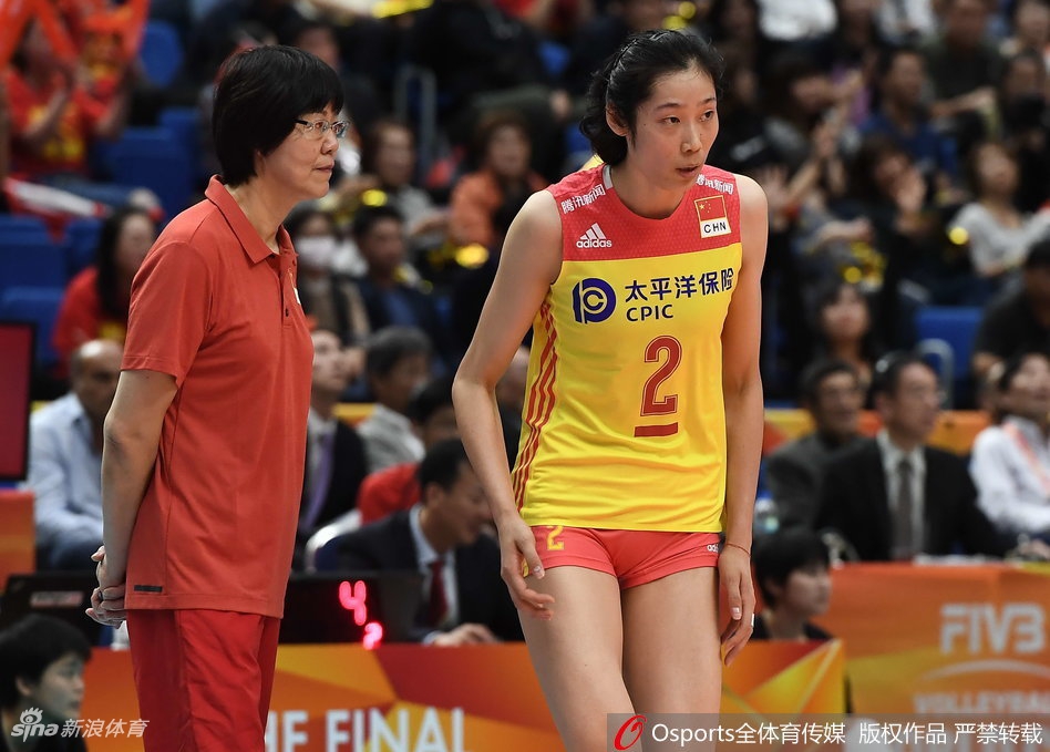 中国女排惜败郎平朱婷难掩失落