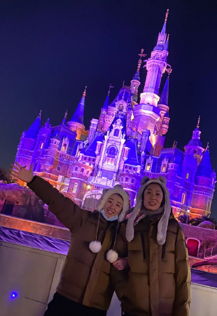 朱婷畅游迪士尼祝大家新年快乐