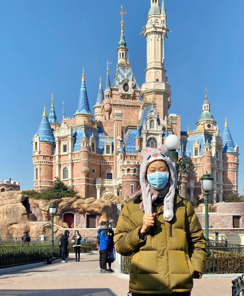 朱婷畅游迪士尼祝大家新年快乐