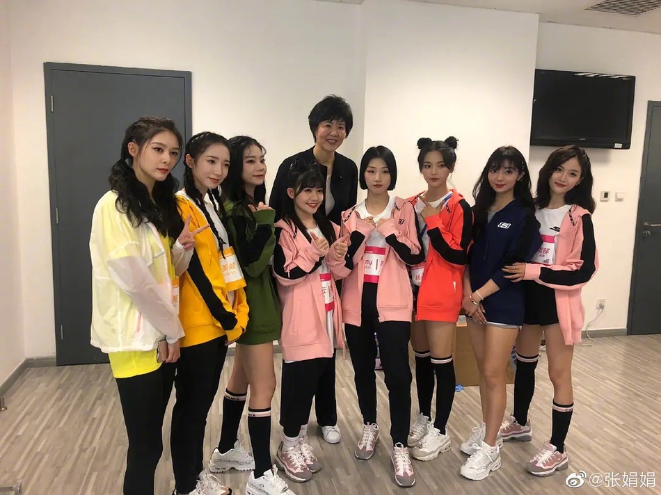 郎平和邓亚萍及火箭少女同框