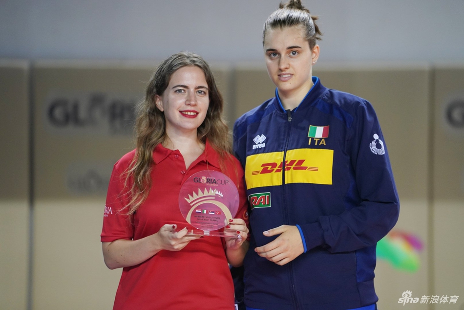 荣耀杯四国女排赛塞尔维亚夺冠