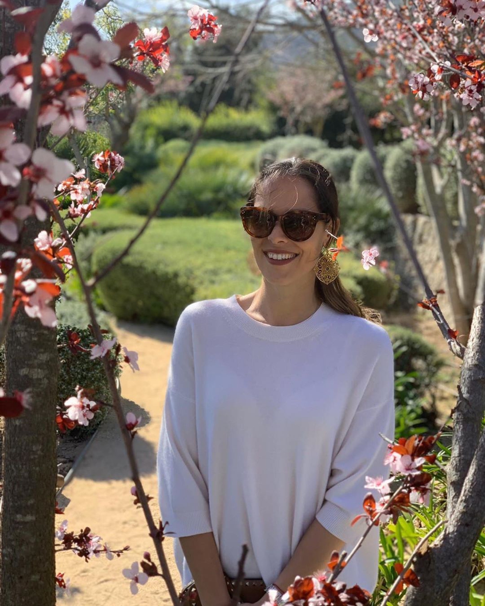 复活节伊万诺维奇晒照秀恩爱