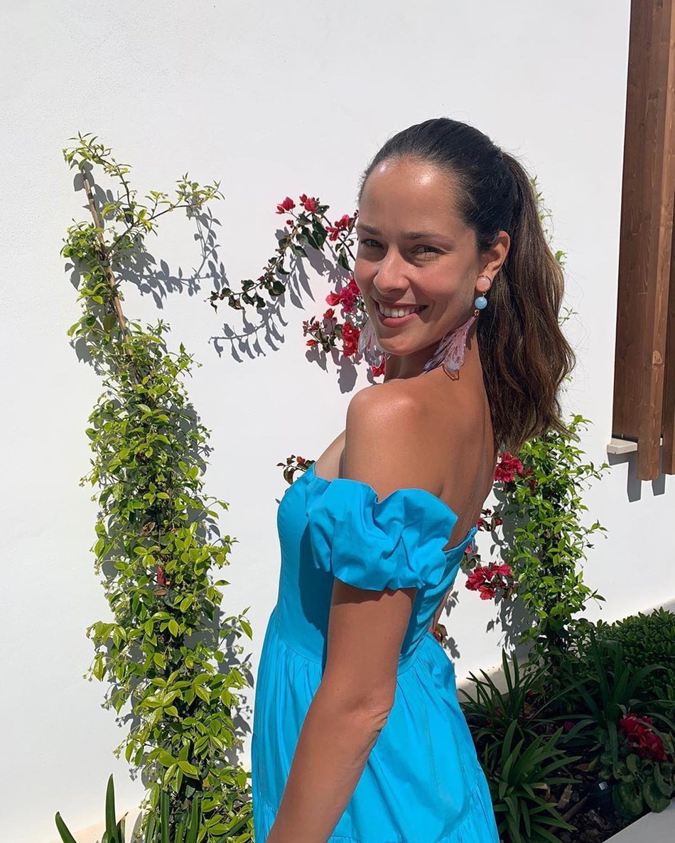 复活节伊万诺维奇晒照秀恩爱