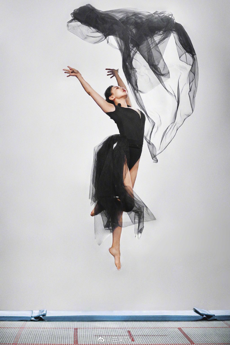 何雯娜和丈夫拍创意婚纱照